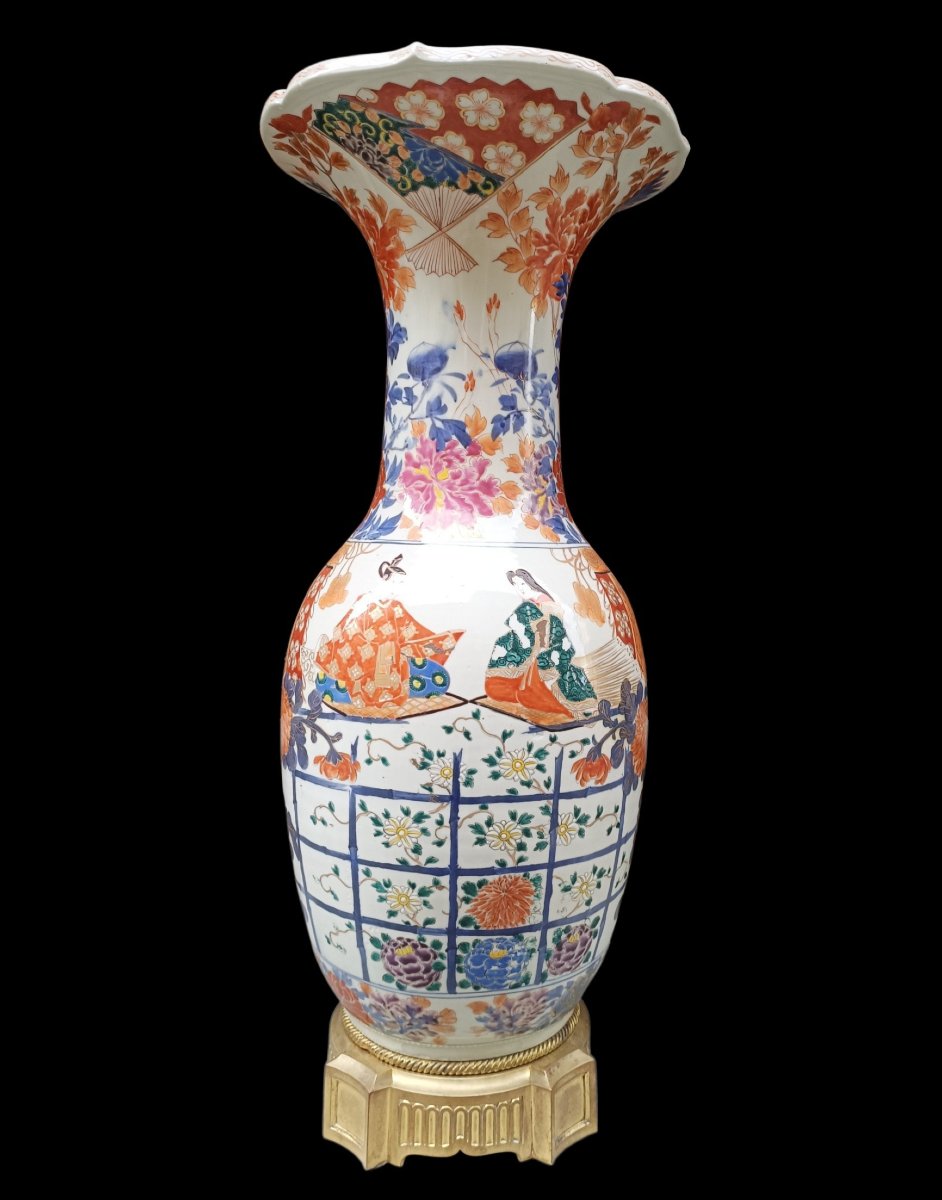 Vaso in porcellana con base bronzo dorato. Giappone nel XIX secolo.