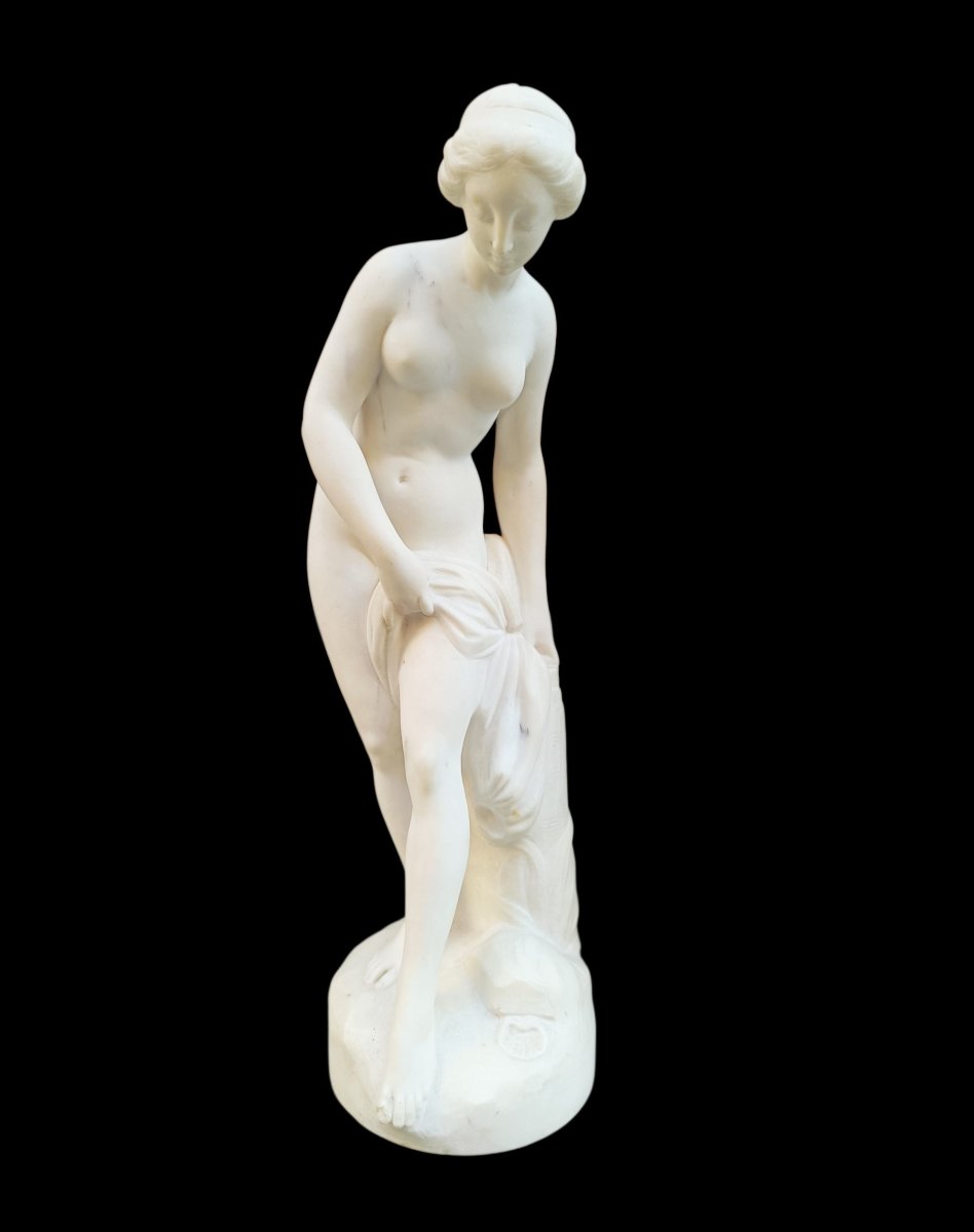 Scultura di bagnante in marmo bianco. XIX secolo.