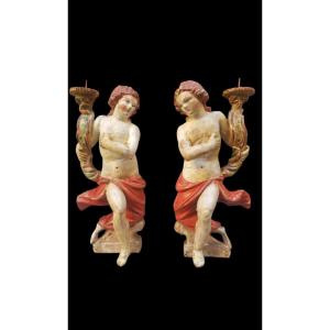 Coppia di particolari angeli reggicero in legno policromo,  Italia ,fine del XVIII secolo.