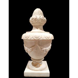 Vaso in marmo bianco scolpito.  Italia  fine XIX -inizio XX secolo.