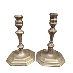 Coppia di candelieri in bronzo argentato. XVIII secolo.