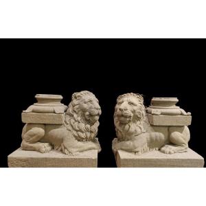 Coppia di leoni scolpiti in pietra serena. Toscana ,XVIII secolo.