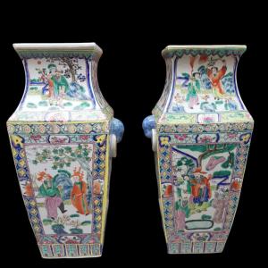 Coppia di vasi in porcellana policroma. Cina,prima metà del XX secolo.