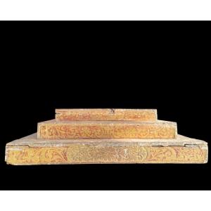 Base  in legno dorato e dipinto.Italia,fine XVI secolo.