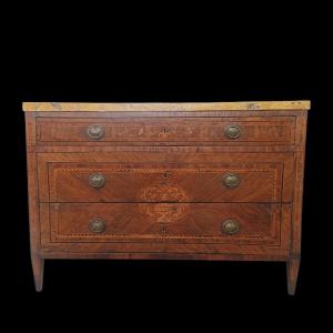 Cassettone in legno intarsiato.Lombardia,fine XVIII secolo.