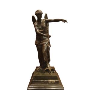 Scultura in bronzo raffigurante Nike. Italia,XIX secolo.