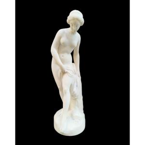 Scultura di bagnante in marmo bianco. XIX secolo.