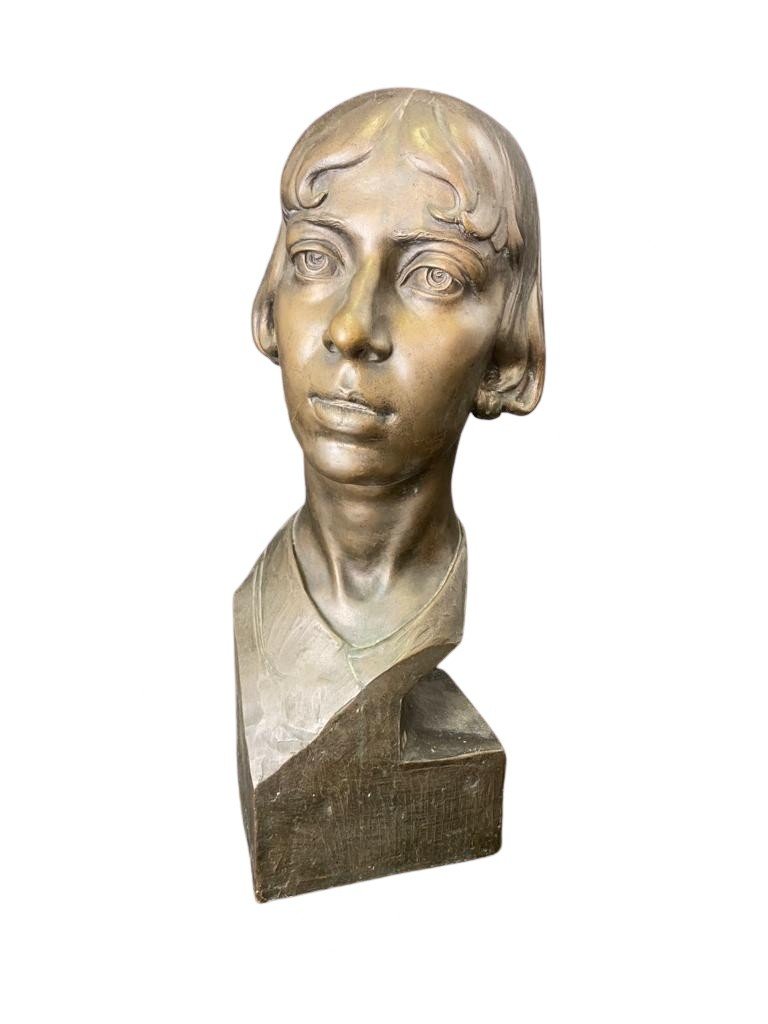 Busto in bronzo raffigurante donna siglato e datato 1930