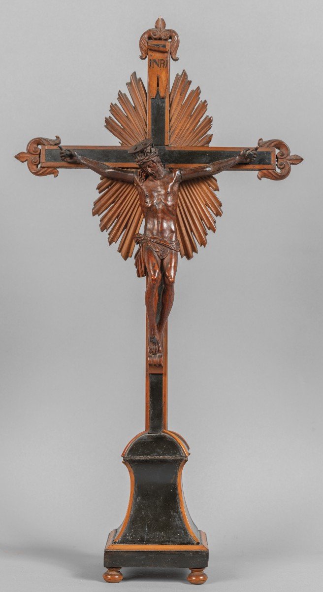 scultura in bosso e legno ebanizzato raffigurante Cristo in croce