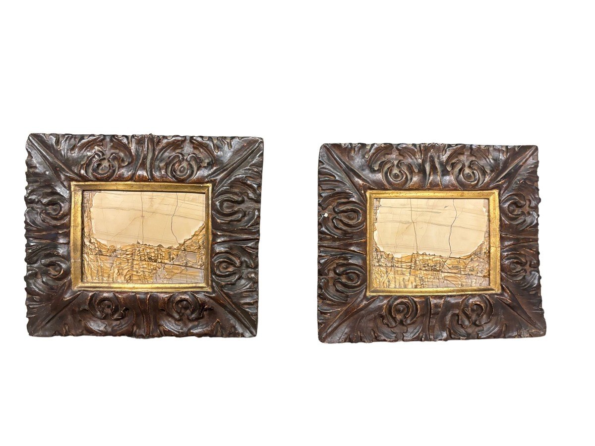 Coppia di cornici in legno laccato e dorato con formelle in pietra paesina