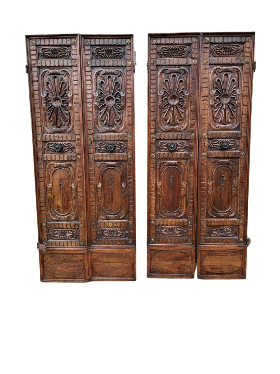 Eccezionale serie di 2 porte in noce di tipo vasariano con pomoli e borchie in bronzo 