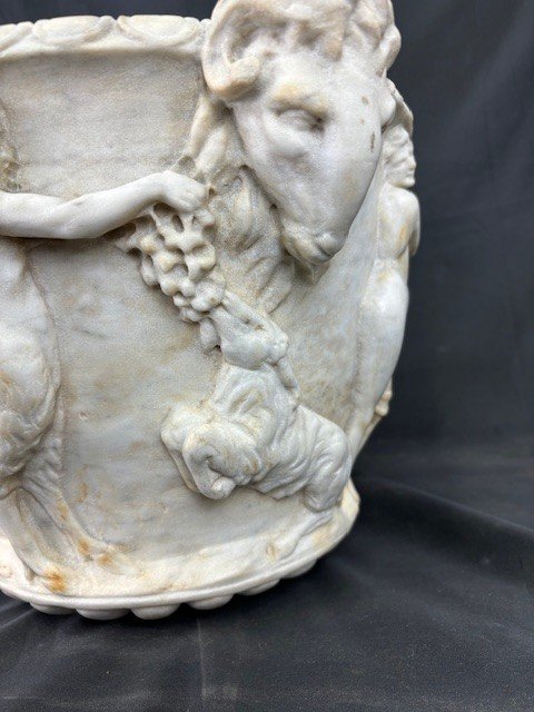 Vaso in marmo bianco con scene di baccanale scolpite di epoca neoclassica-photo-1