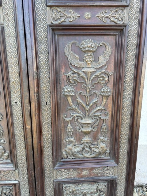 Coppia di porte in noce con decorazioni in bronzo -photo-2