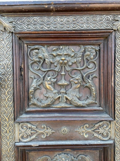 Coppia di porte in noce con decorazioni in bronzo -photo-4
