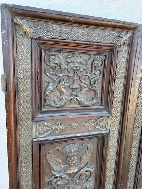 Coppia di porte in noce con decorazioni in bronzo -photo-2