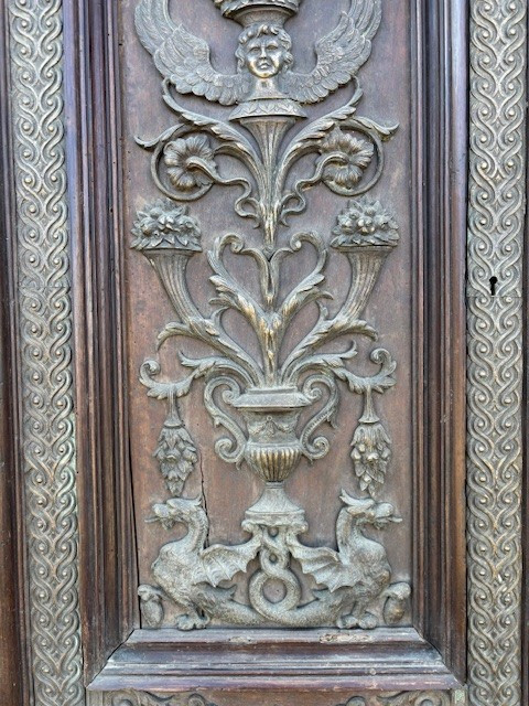Coppia di porte in noce con decorazioni in bronzo -photo-3