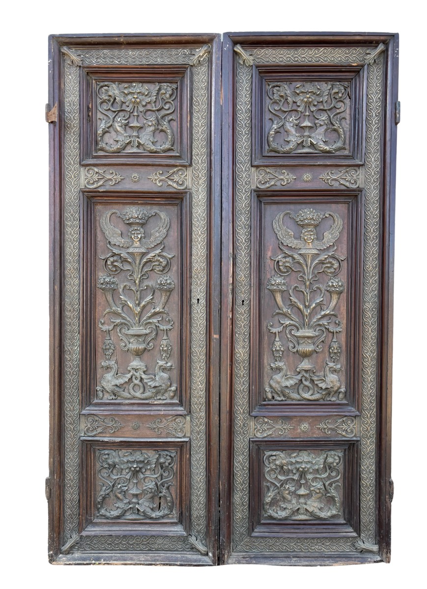Coppia di porte in noce con decorazioni in bronzo 