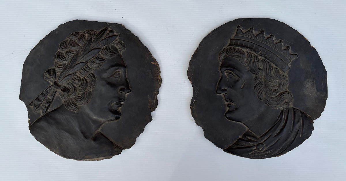 coppia di rilievi in ardesia raffiguranti profili di imperatori