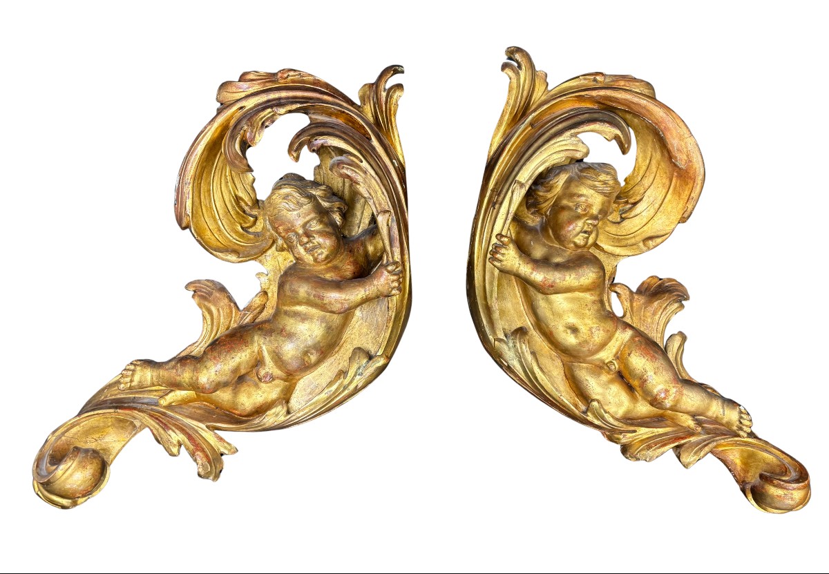 Coppia di putti in legno intagliato e dorato
