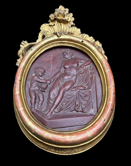 Formella neoclassica in marmo rosso venato con cornice in legno intagliato e dorato del sec. XV-photo-2