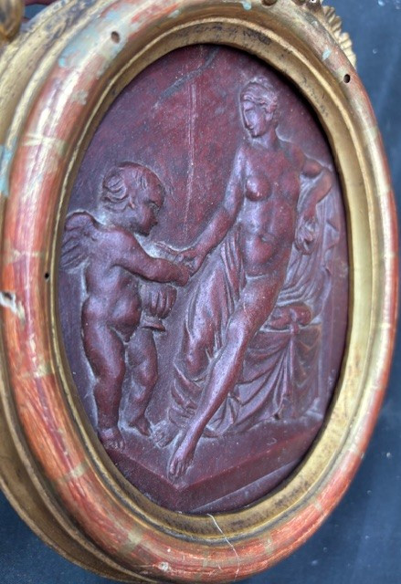 Formella neoclassica in marmo rosso venato con cornice in legno intagliato e dorato del sec. XV-photo-3