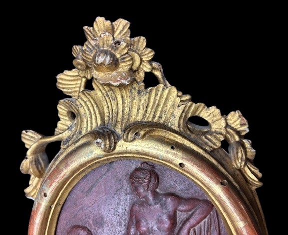 Formella neoclassica in marmo rosso venato con cornice in legno intagliato e dorato del sec. XV-photo-4