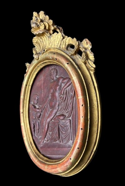 Formella neoclassica in marmo rosso venato con cornice in legno intagliato e dorato del sec. XV-photo-1