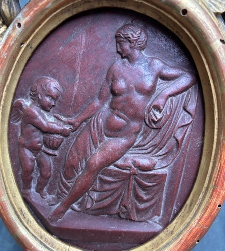 Formella neoclassica in marmo rosso venato con cornice in legno intagliato e dorato del sec. XV-photo-2