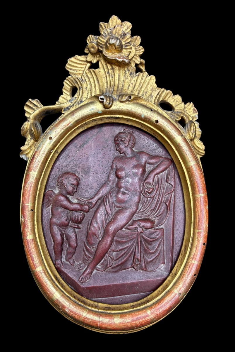 Formella neoclassica in marmo rosso venato con cornice in legno intagliato e dorato del sec. XV