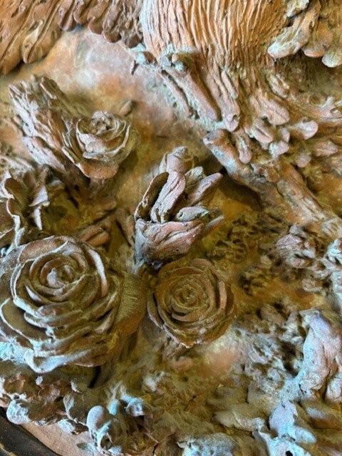 Formella in terracotta raffigurante colomba con bouquet floreale nella sua cornice originale -photo-2