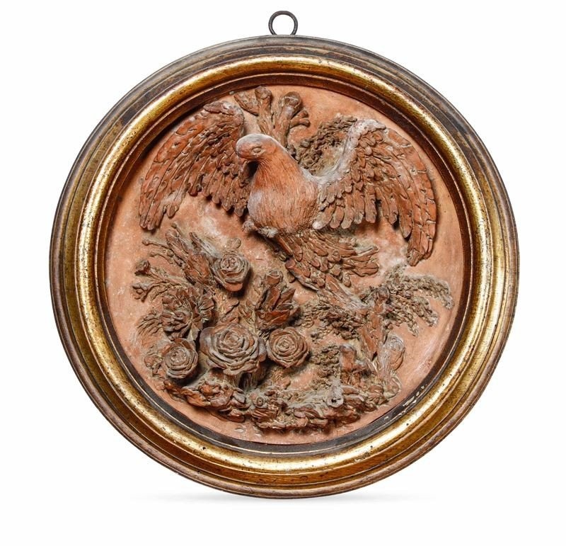 Formella in terracotta raffigurante colomba con bouquet floreale nella sua cornice originale 