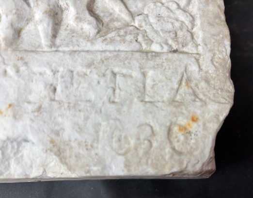 Formella datata 1630 con scolpito il trigramma di San Bernardino da Siena-photo-2