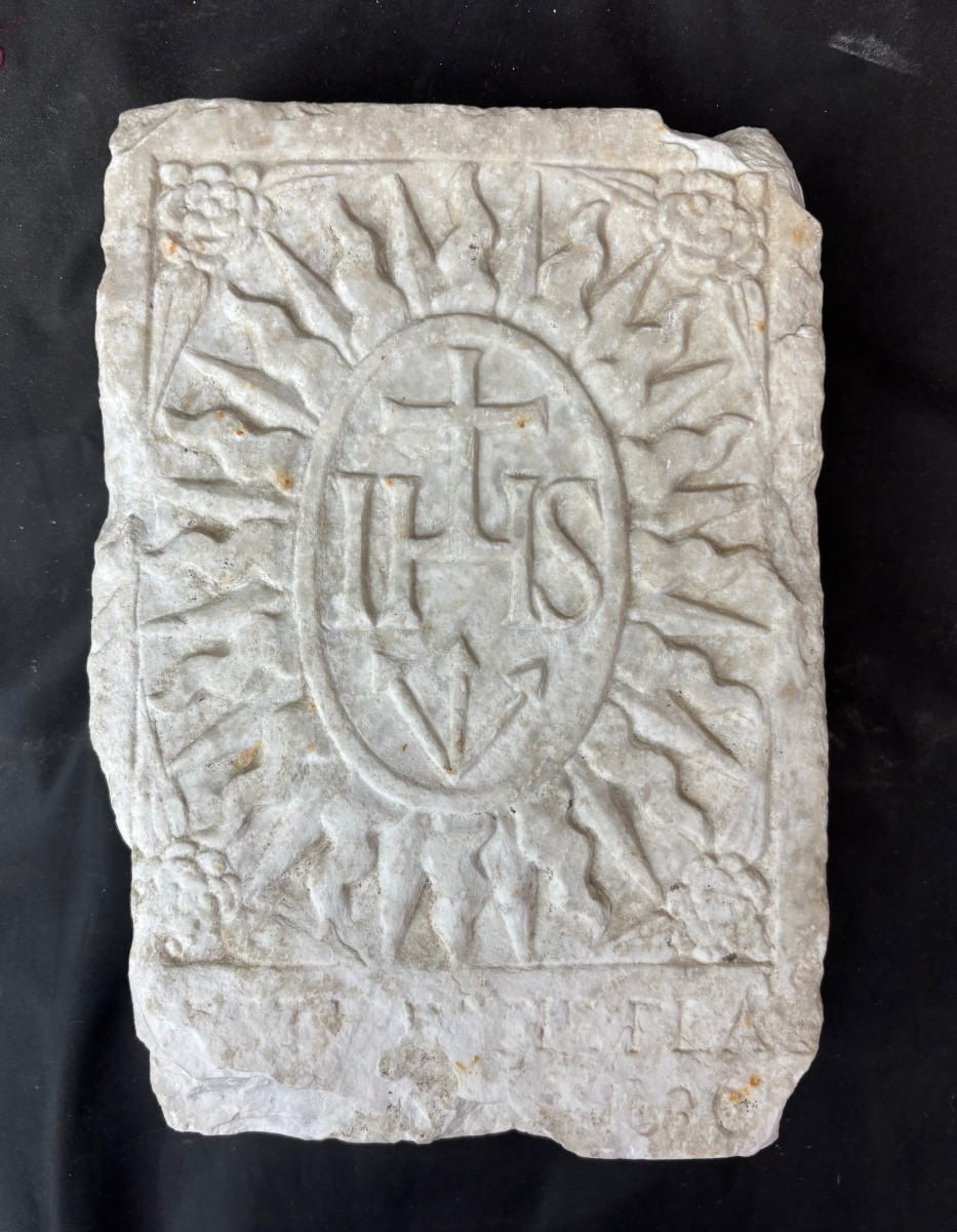 Formella datata 1630 con scolpito il trigramma di San Bernardino da Siena