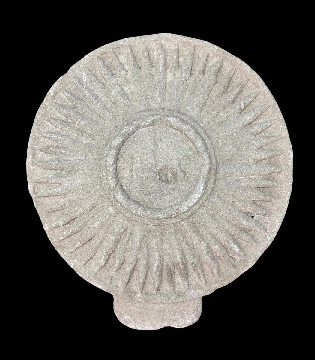 Formella in pietra con il trigramma di San Bernardino da Siena