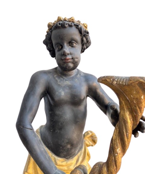 Coppia di sculture raffiguranti moretti in legno laccato e dorato-photo-2