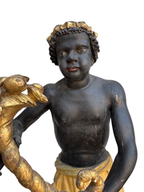 Coppia di sculture raffiguranti moretti in legno laccato e dorato-photo-3