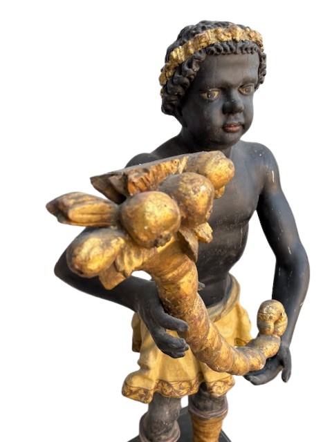 Coppia di sculture raffiguranti moretti in legno laccato e dorato-photo-2
