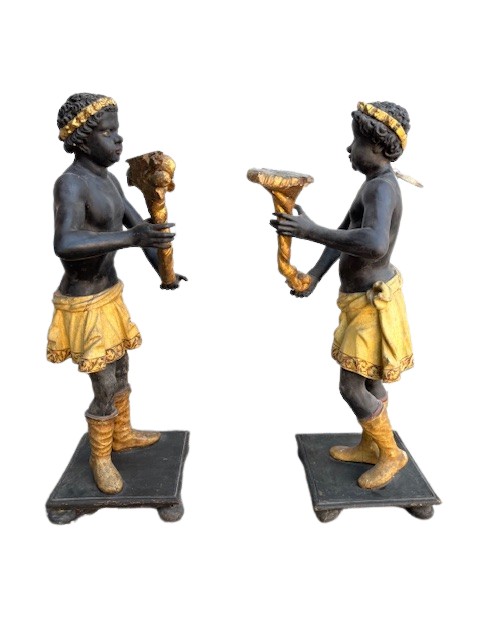 Coppia di sculture raffiguranti moretti in legno laccato e dorato-photo-3