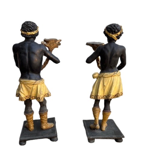 Coppia di sculture raffiguranti moretti in legno laccato e dorato-photo-4