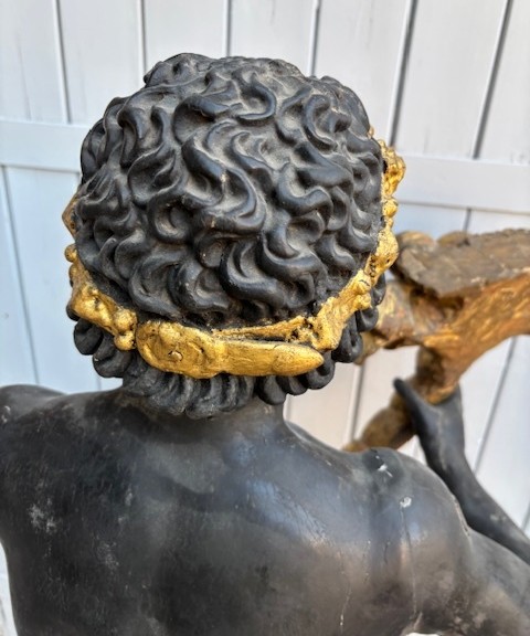 Coppia di sculture raffiguranti moretti in legno laccato e dorato-photo-6