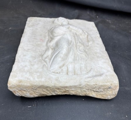 Formella in marmo bianco raffigurante la Vergine Immacolata-photo-1