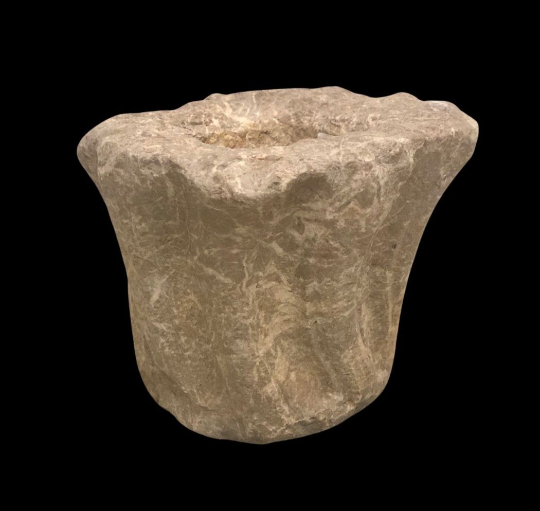 Capitello in breccia rosata con scanalature elicoidali