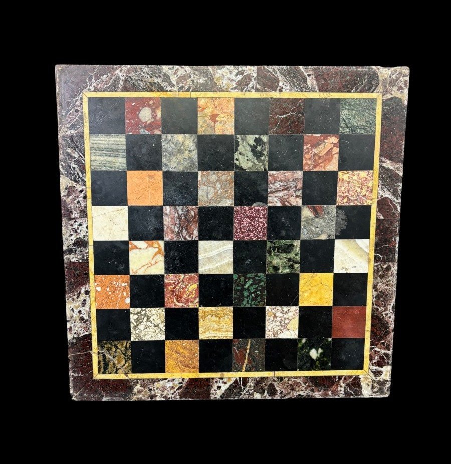 scacchiera in marmi policromi montata su ardesia