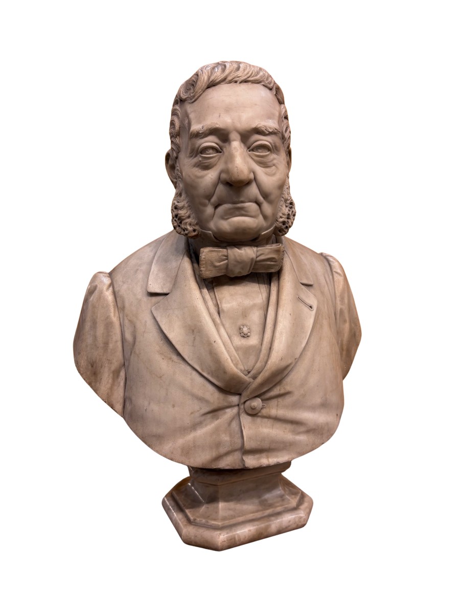 Busto in marmo bianco raffigurante gentiluomo