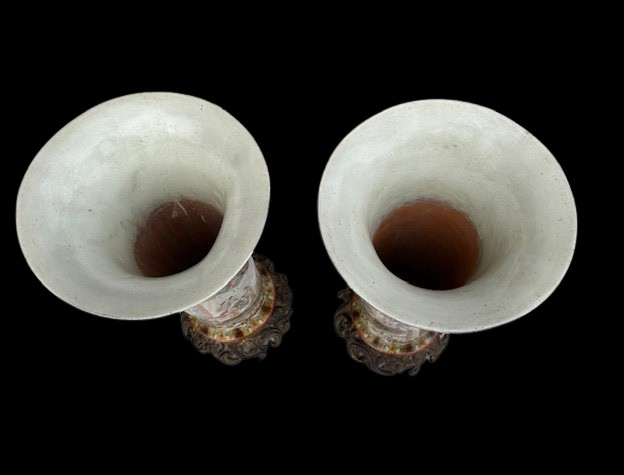 Coppia di vasi piemontesi in terracotta decorata a cineserie con basi in bronzo dorato-photo-3