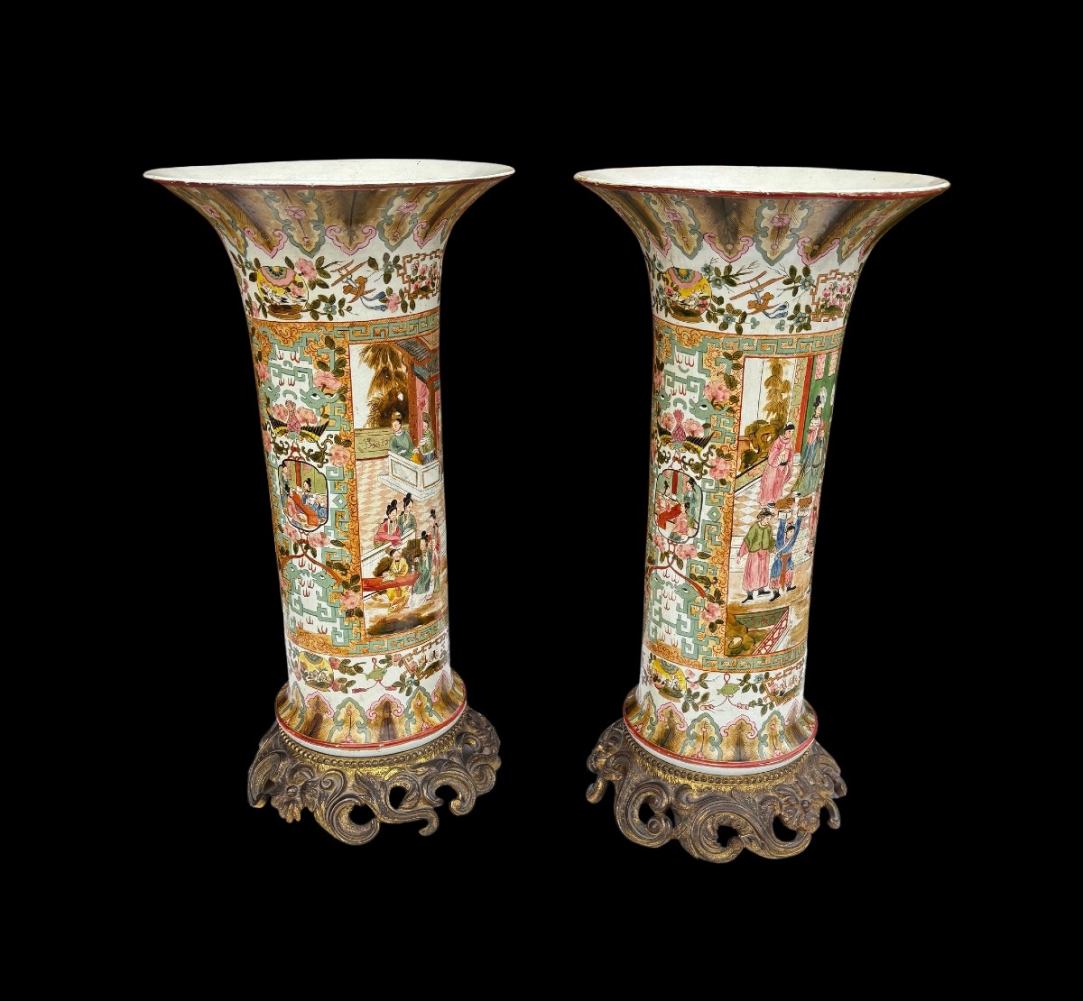 Coppia di vasi piemontesi in terracotta decorata a cineserie con basi in bronzo dorato