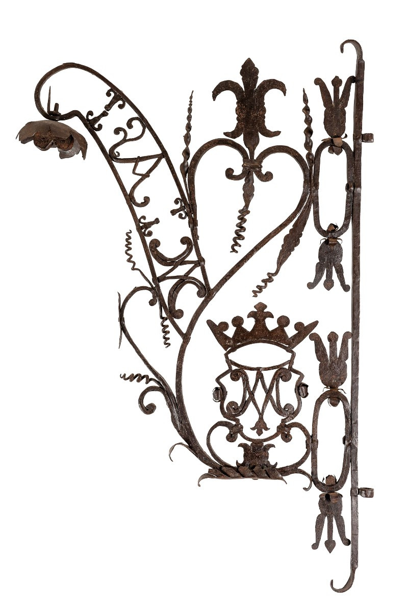 Coppia di banderuole in ferro forgiato e  traforato con monogramma coronato-photo-3