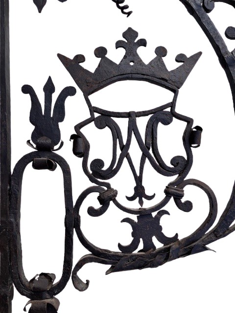 Coppia di banderuole in ferro forgiato e  traforato con monogramma coronato-photo-4