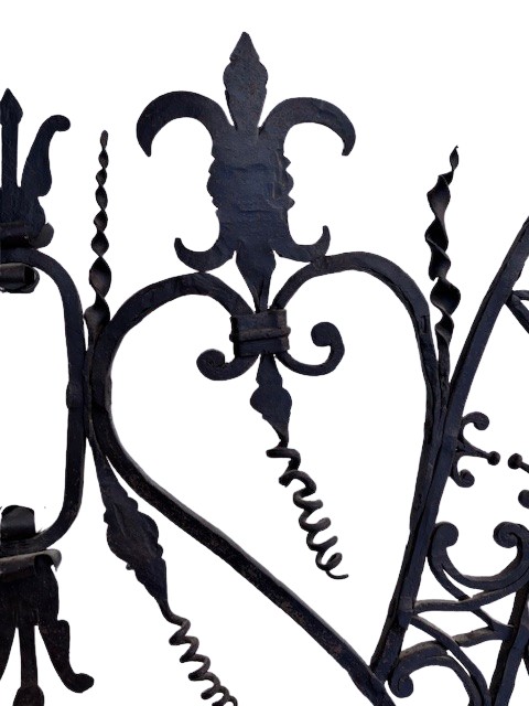 Coppia di banderuole in ferro forgiato e  traforato con monogramma coronato-photo-1