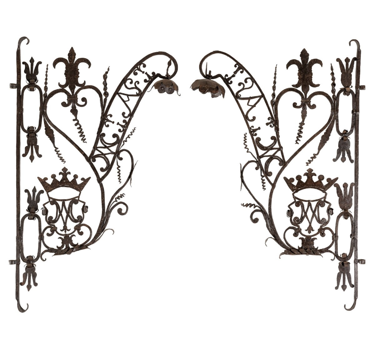 Coppia di banderuole in ferro forgiato e  traforato con monogramma coronato